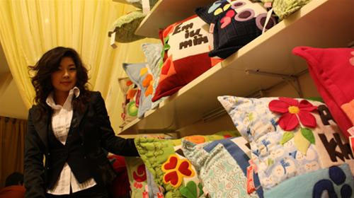 Khởi nghiệp từ khi còn là SV ĐH Ngoại thương Hà Nội, Trần Phương Huyền giờ đã sở hữu một chuỗi cửa hàng bán gối ôm, khăn choàng cổ dành cho tuổi teen. Ảnh: Phi Long