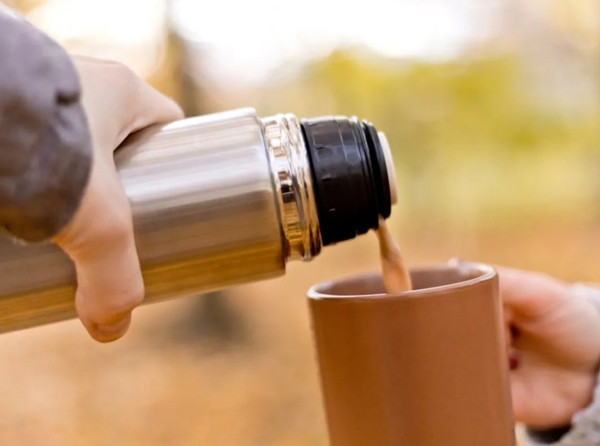 Đi kèm các cốc/ bình giữ nhiệt thường có hướng dẫn sử dụng, người dùng nên đọc kỹ và làm theo. Ảnh minh họa: Shutterstock. Đi kèm các cốc/ bình giữ nhiệt thường có hướng dẫn sử dụng, người dùng nên đọc kỹ và làm theo. Ảnh minh họa: Shutterstock.