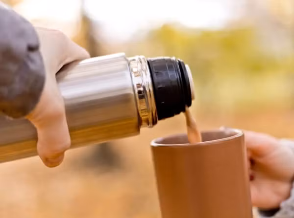 Đi kèm các cốc/ bình giữ nhiệt thường có hướng dẫn sử dụng, người dùng nên đọc kỹ và làm theo. Ảnh minh họa: Shutterstock.