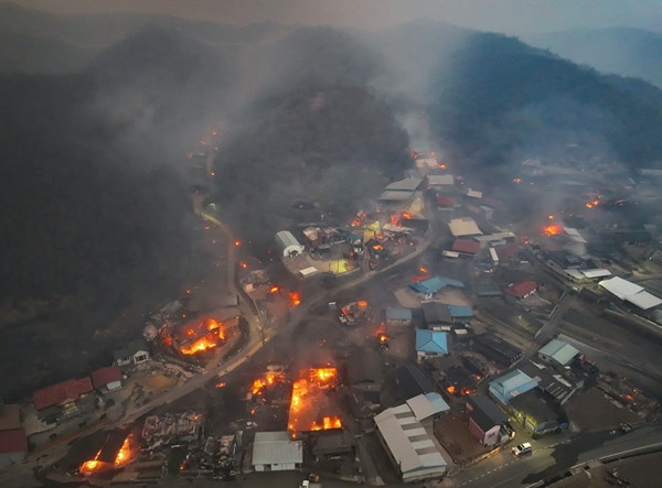 Lửa khói bao trùm nhiều nhà cửa ở Uiseong (Hàn Quốc). Ảnh chụp ngày 25/3. Ảnh: Yoon Gwan-shik/ Yonhap via AP.