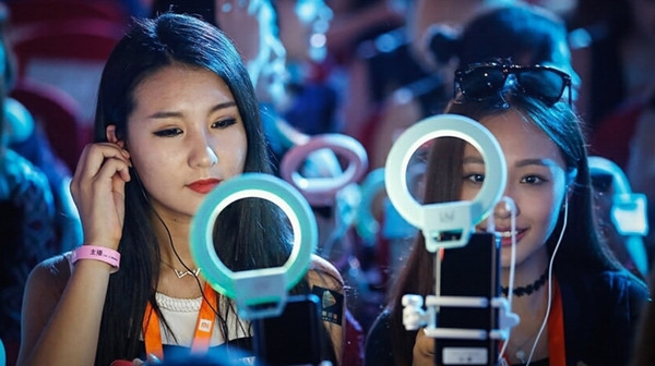 Nhiều livestreamer ở Trung Quốc được người hâm mộ tặng những khoản tiền lớn. Ảnh minh họa: CGTN.