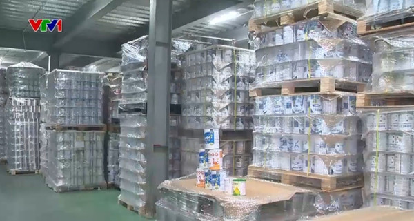 Gần 600 nhãn hiệu sữa giả đã được bán ra thị trường. Ảnh: VTV. Gần 600 nhãn hiệu sữa giả đã được bán ra thị trường. Ảnh: VTV.