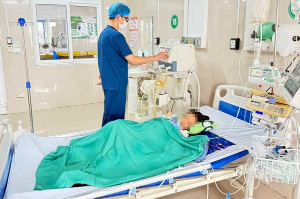 Bác sĩ điều trị cho bệnh nhi ở Bệnh viện Sản - Nhi Ninh Bình. Ảnh: BVSNNB.