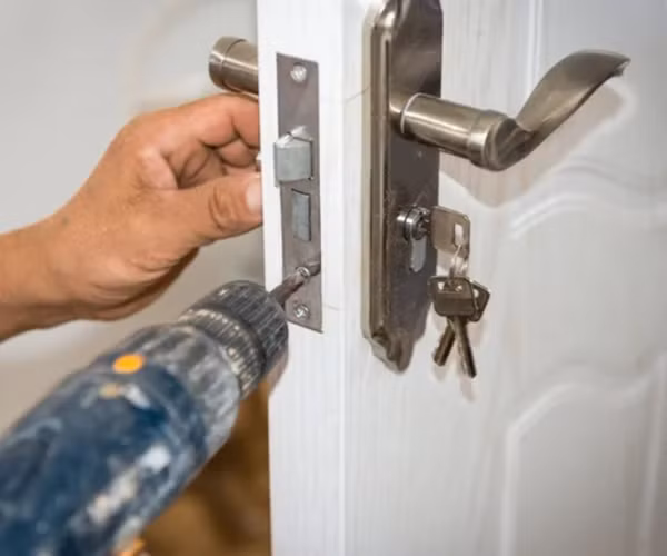 Wang gọi thợ đến thay ổ khóa của hẳn 80 căn hộ không phải của cô. Ảnh minh họa: BLS.