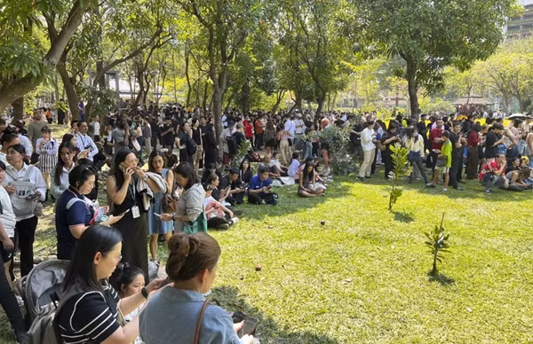 Người dân ở Bangkok (Thái Lan) chạy ra công viên sau khi thấy các tòa nhà cao tầng rung lắc vì động đất. Ảnh: Adam Schreck/ AP.