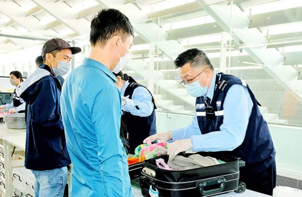 Nhân viên hải quan kiểm tra hành lý ở Sân bay Quốc tế Đào Viên (Đài Loan, Trung Quốc). Ảnh không ghi ngày tháng. Ảnh: CNA. Nhân viên hải quan kiểm tra hành lý ở Sân bay Quốc tế Đào Viên (Đài Loan, Trung Quốc). Ảnh không ghi ngày tháng. Ảnh: CNA.