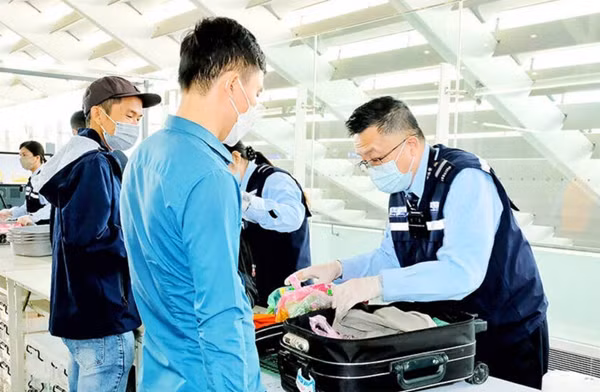 Nhân viên hải quan kiểm tra hành lý ở Sân bay Quốc tế Đào Viên (Đài Loan, Trung Quốc). Ảnh không ghi ngày tháng. Ảnh: CNA.