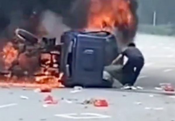 Zhong Wei kéo được tài xế đã bất tỉnh ra ngoài. Chỉ vài giây sau đó, lửa bao trùm chiếc xe. Ảnh: itouchtv. Zhong Wei kéo được tài xế đã bất tỉnh ra ngoài. Chỉ vài giây sau đó, lửa bao trùm chiếc xe. Ảnh: itouchtv.