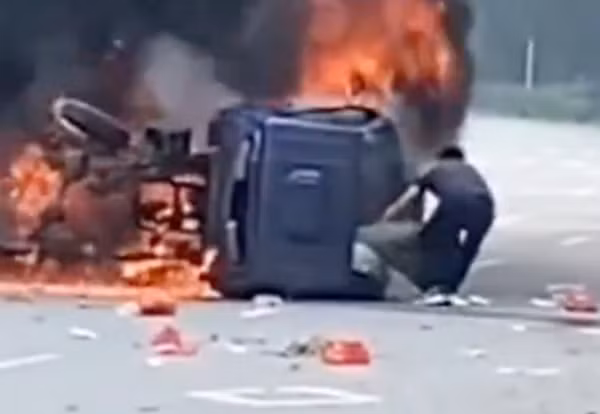 Zhong Wei kéo được tài xế đã bất tỉnh ra ngoài. Chỉ vài giây sau đó, lửa bao trùm chiếc xe. Ảnh: itouchtv.