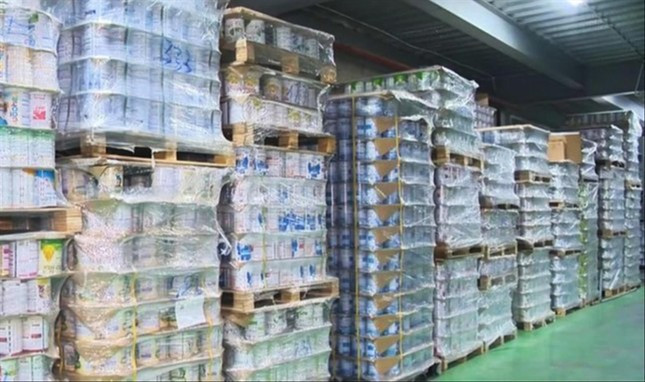 Nhiều gia đình đã mua phải sữa giả trong những năm qua, mà giá không hề rẻ. Ảnh: VTV, TPO.