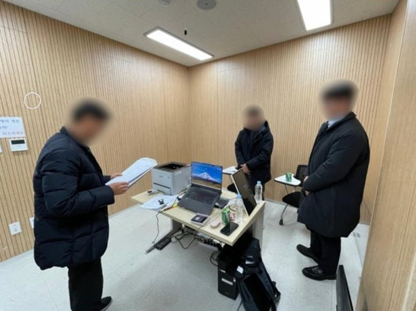 2 nghi phạm (ở giữa và bên phải) bị bắt vì điều hành trang web phát video bất hợp pháp ở Việt Nam. Ảnh: Bộ Văn hóa, Thể thao và Du lịch Hàn Quốc/ The Korea Times. 2 nghi phạm (ở giữa và bên phải) bị bắt vì điều hành trang web phát video bất hợp pháp ở Việt Nam. Ảnh: Bộ Văn hóa, Thể thao và Du lịch Hàn Quốc/ The Korea Times.