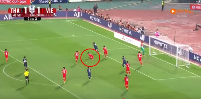 Tuột giày rồi! Ảnh: YouTube. Tuột giày rồi! Ảnh: YouTube.