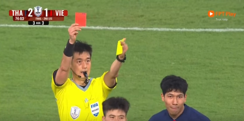 Weerathep nhận thẻ vàng thứ hai và phải rời sân. Ảnh: YouTube. Weerathep nhận thẻ vàng thứ hai và phải rời sân. Ảnh: YouTube.