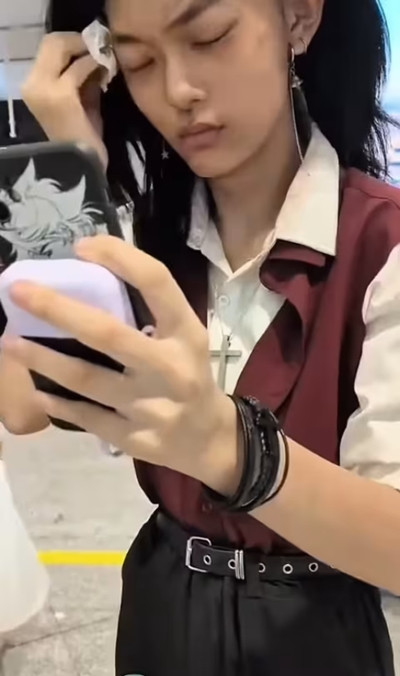 Cô gái đành đứng ở sân bay tẩy sạch các lớp mỹ phẩm trên mặt. Ảnh: 8days. Cô gái đành đứng ở sân bay tẩy sạch các lớp mỹ phẩm trên mặt. Ảnh: 8days.