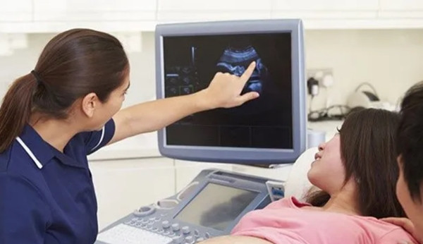 Các hình ảnh siêu âm trong suốt quá trình người phụ nữ mang thai đều không hề cho thấy em bé thứ ba. Ảnh minh họa: Crystal Radiology. Các hình ảnh siêu âm trong suốt quá trình người phụ nữ mang thai đều không hề cho thấy em bé thứ ba. Ảnh minh họa: Crystal Radiology.