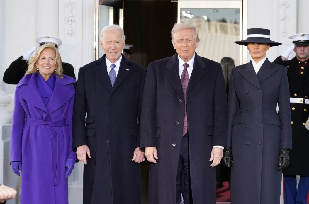 Vợ chồng Tổng thống Donald Trump gặp vợ chồng Tổng thống Joe Biden ở Nhà Trắng. Ảnh: Alex Brandon/ AP. Vợ chồng Tổng thống Donald Trump gặp vợ chồng Tổng thống Joe Biden ở Nhà Trắng. Ảnh: Alex Brandon/ AP.