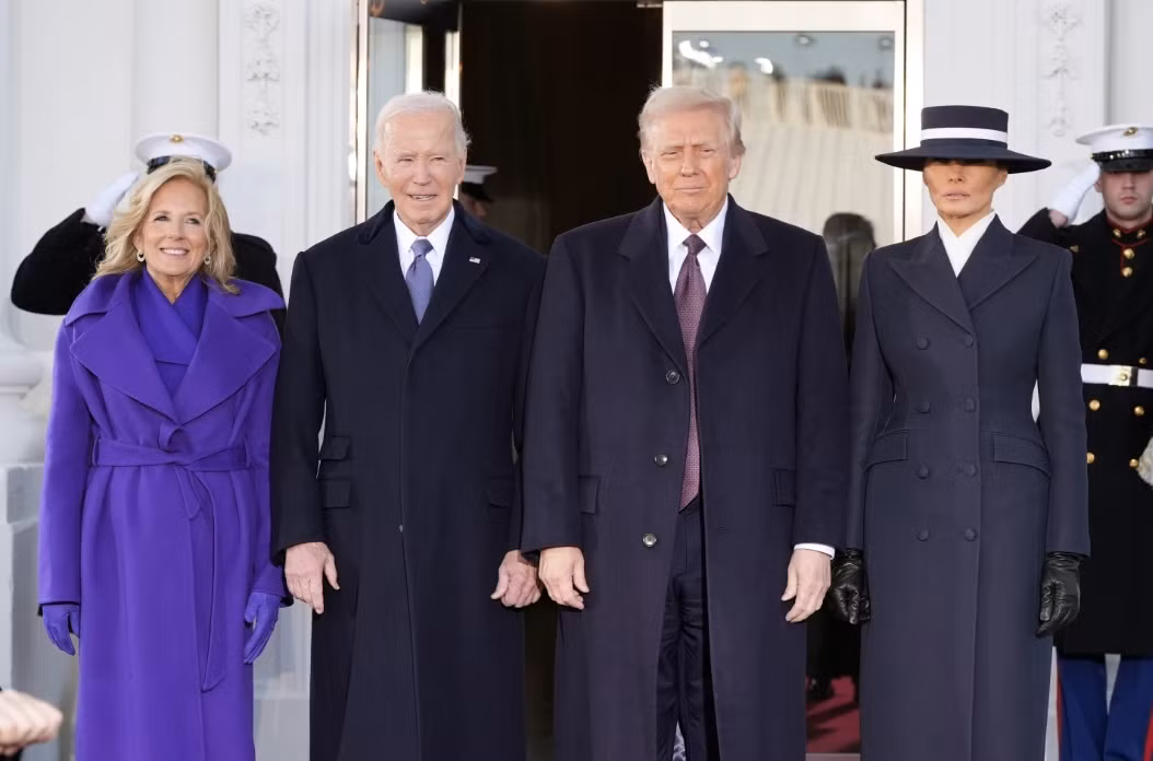 Vợ chồng Tổng thống Donald Trump gặp vợ chồng Tổng thống Joe Biden ở Nhà Trắng. Ảnh: Alex Brandon/ AP.