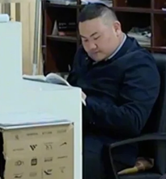 Anh Liu tranh thủ từng phút để học. Ảnh: Douyin. Anh Liu tranh thủ từng phút để học. Ảnh: Douyin.