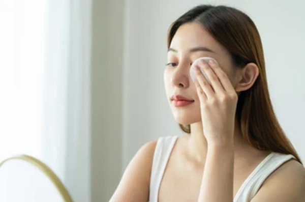 Nếu có trang điểm thì việc tẩy trang đúng cách là không thể không thực hiện. Ảnh minh họa: Shutterstock.
