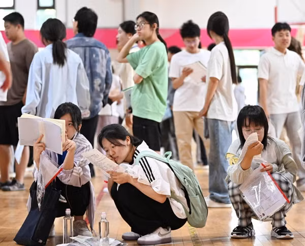 Thí sinh đang đợi trước giờ thi đại học ở Trung Quốc năm nay. Ảnh: Xinhua/ Shutterstock.
