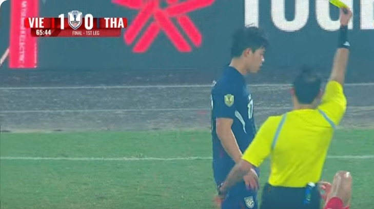 Trọng tài rút thẻ vàng với Ekanit (ĐT Thái Lan). Ảnh: YouTube. Trọng tài rút thẻ vàng với Ekanit (ĐT Thái Lan). Ảnh: YouTube.