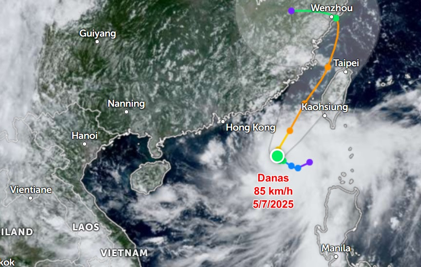 Vị trí hiện tại và đường đi dự báo của bão Danas (cơn bão số 2). Ảnh: Zoom Earth, JMA/ NOAA/ CIRA, JTWC. Vị trí hiện tại và đường đi dự báo của bão Danas (cơn bão số 2). Ảnh: Zoom Earth, JMA/ NOAA/ CIRA, JTWC.