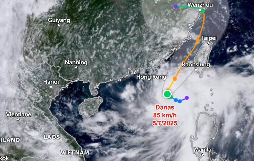 Vị trí hiện tại và đường đi dự báo của bão Danas (cơn bão số 2). Ảnh: Zoom Earth, JMA/ NOAA/ CIRA, JTWC.