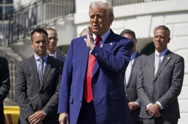 Tổng thống Trump quyết định hoãn thuế đối ứng với hầu hết các quốc gia/ khu vực trong 90 ngày. Ảnh: AP.