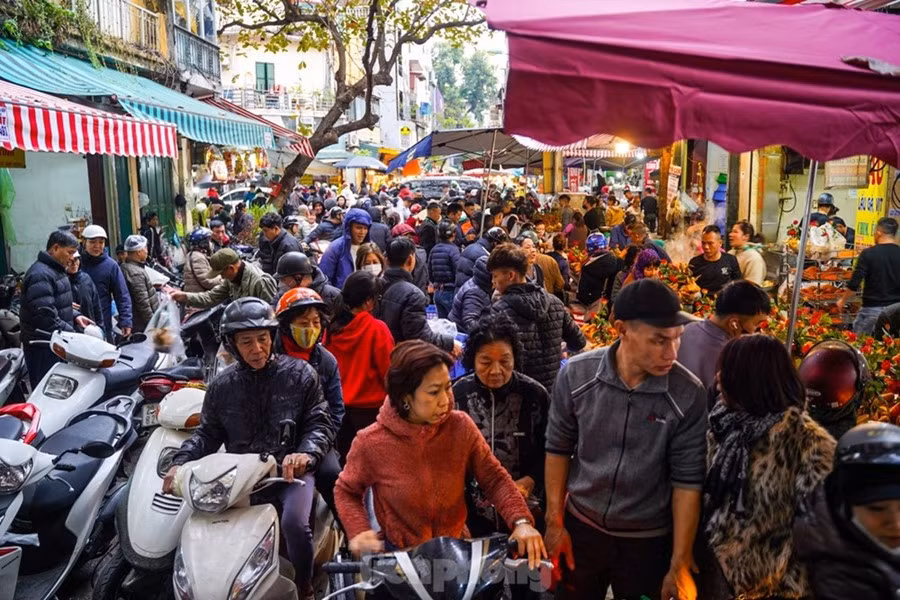 Rất đông người dân Hà Nội đi sắm Tết 2025. Ảnh: TPO.