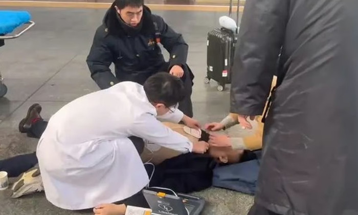 Bác sĩ đang cấp cứu cho người gặp nạn. Ảnh: QQ.