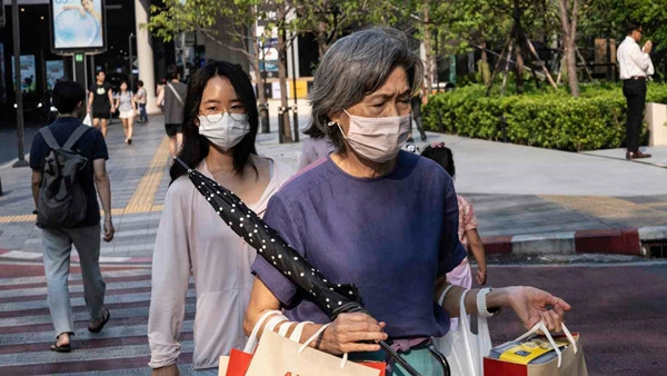 Người dân ở Bangkok (Thái Lan) lại đeo khẩu trang ở nơi công cộng khi nước này ghi nhận 187.000 ca nhiễm COVID-19 với 46 ca tử vong trong năm nay, thông tin đăng trên trang Nikkei. Ảnh: AP.