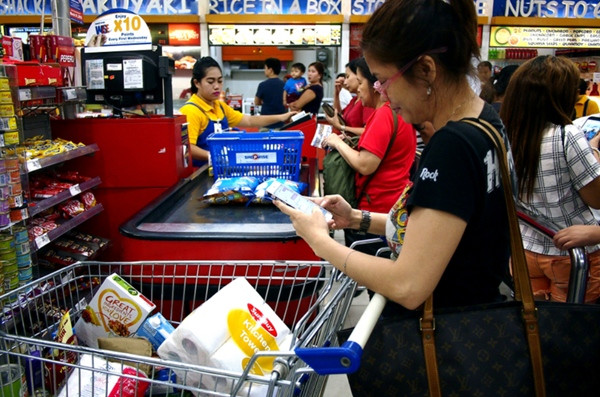 Không chỉ giá xăng dầu, mà giá cả thực phẩm và nhiều loại hàng hóa khác cũng có thể tăng ở nhiều nước. Ảnh minh họa: Campaign Asia. Không chỉ giá xăng dầu, mà giá cả thực phẩm và nhiều loại hàng hóa khác cũng có thể tăng ở nhiều nước. Ảnh minh họa: Campaign Asia.