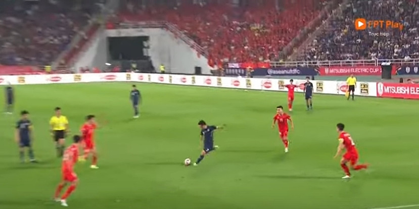 Tình huống dẫn tới bàn thắng rất đẹp nhưng tinh thần thì không đẹp của ĐT Thái Lan. Ảnh: YouTube. Tình huống dẫn tới bàn thắng rất đẹp nhưng tinh thần thì không đẹp của ĐT Thái Lan. Ảnh: YouTube.