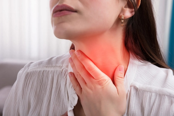 Thức ăn cay, nóng có thể gây đau họng. Ảnh minh họa: Pierremont Pharmacy.