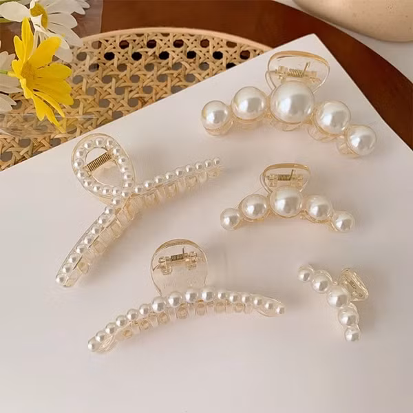 Kẹp tóc càng cua có rất nhiều loại nên được nữ giới ưa thích. Ảnh minh họa: Walmart. Kẹp tóc càng cua có rất nhiều loại nên được nữ giới ưa thích. Ảnh minh họa: Walmart.