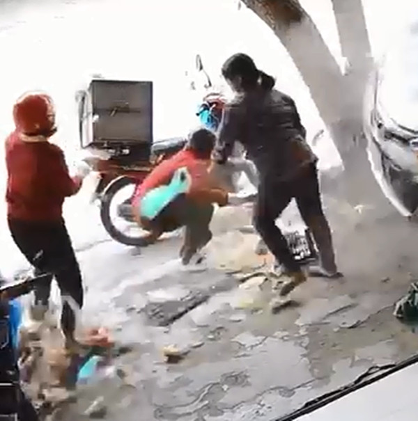 Ai nấy đều choáng khi chiếc ô tô bất ngờ đâm mạnh vào gốc cây. Ảnh: Viral Hog/ MSNews.