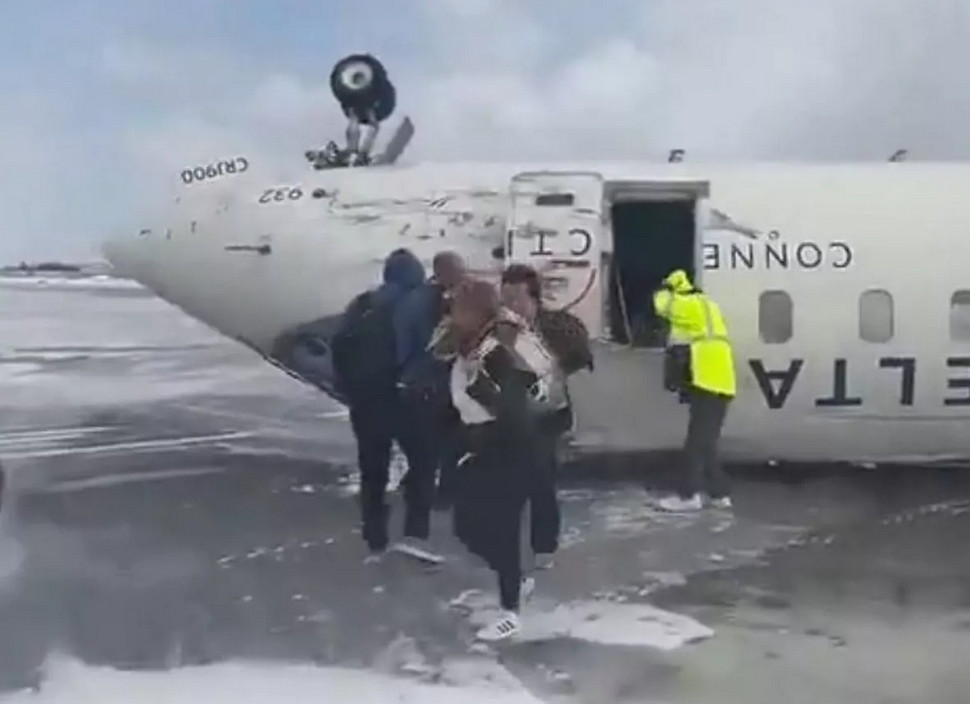 Nhiều hành khách sợ hãi nhưng tất cả đều an toàn. Ảnh: Breaking911. Nhiều hành khách sợ hãi nhưng tất cả đều an toàn. Ảnh: Breaking911.