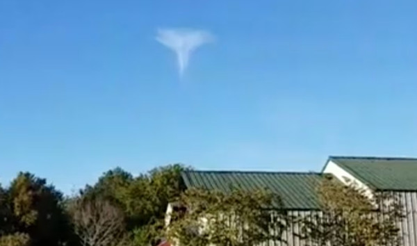 Vài năm trước, một đám mây cũng được cho là giống hình thiên thần xuất hiện và đứng yên 15 - 20 phút trên bầu trời ở Nam Carolina (Mỹ) và hình ảnh đám mây đã được xem hơn 8 triệu lượt. Ảnh: Cory Hearon/ CNN.