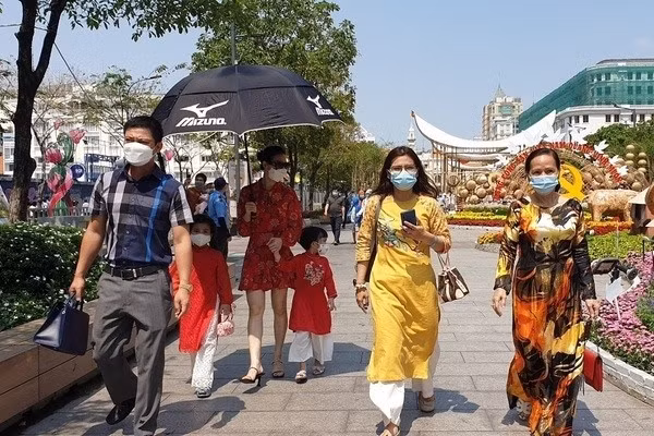 Hiện nay, nhiều người chỉ cần chọn ngày có thời tiết tốt, không bận công việc để du xuân. Ảnh: TPO.