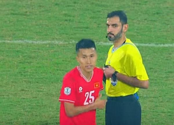 Trọng tài: &quot;Gì thế nhỉ?!&quot;. Ảnh: YouTube.