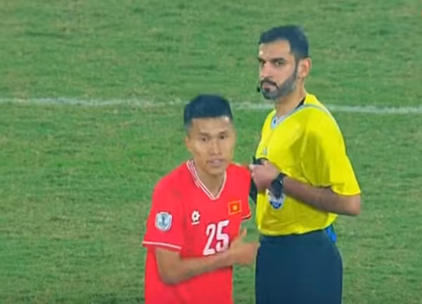 Trọng tài: "Gì thế nhỉ?!". Ảnh: YouTube.