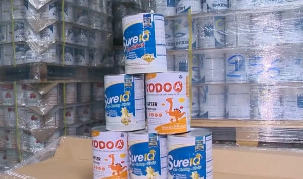 Một số loại sữa bột giả bị cơ quan công an phát hiện. Ảnh: VTV. Một số loại sữa bột giả bị cơ quan công an phát hiện. Ảnh: VTV.