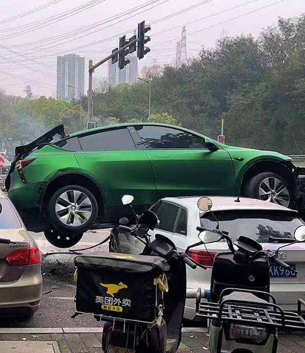 Xe Tesla "tiếp đất" xong lại nảy lên, trúng ô tô khác. Ảnh: SCMP.
