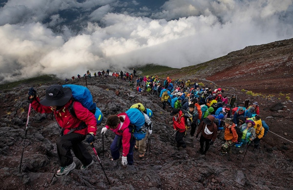 Có hàng trăm nghìn người leo núi Phú Sĩ mỗi năm. Ảnh: David Guttenfelder/ National Geographic. Có hàng trăm nghìn người leo núi Phú Sĩ mỗi năm. Ảnh: David Guttenfelder/ National Geographic.