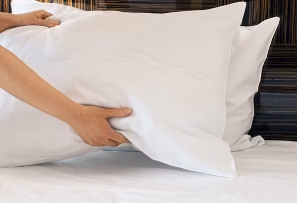 Trong một số trường hợp, người phụ nữ mang bầu phải kê gối khi nằm để nâng cao hông, giữ em bé trong bụng. Ảnh minh họa: Parenting.