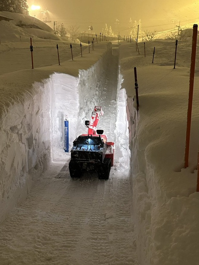 Tuyết dày 4,5 mét ở thành phố Minamiuonuma (tỉnh Niigata) và tuyết vẫn tiếp tục rơi, khả năng là độ dày sẽ đạt đến 5 mét. Ảnh: ishiuchi_IM. Tuyết dày 4,5 mét ở thành phố Minamiuonuma (tỉnh Niigata) và tuyết vẫn tiếp tục rơi, khả năng là độ dày sẽ đạt đến 5 mét. Ảnh: ishiuchi_IM.