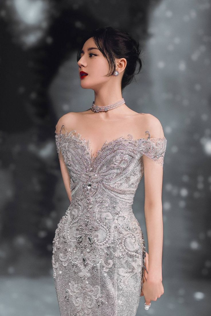 Váy màu ánh bạc rất phù hợp với những dịp lễ hội. Ảnh: X. Váy màu ánh bạc rất phù hợp với những dịp lễ hội. Ảnh: X.