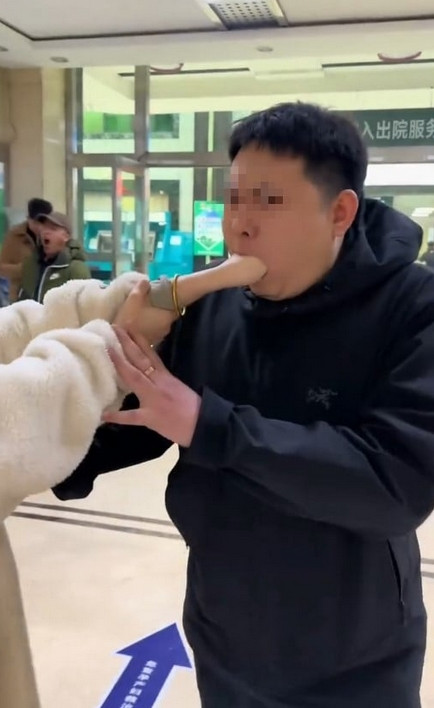 Chàng trai có vẻ rất xấu hổ khi vào viện trong tình trạng này. Ảnh: Instagram. Chàng trai có vẻ rất xấu hổ khi vào viện trong tình trạng này. Ảnh: Instagram.