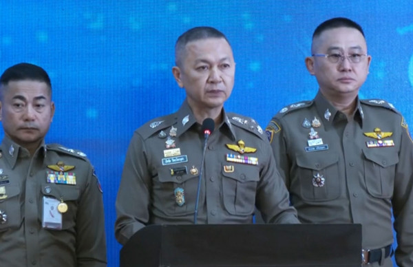 Ông Thatchai Pitaneelaboot (giữa) thuộc Cảnh sát Hoàng gia Thái Lan thông báo về việc bắt giữ nghi phạm người Nhật. Ảnh: Police TV.