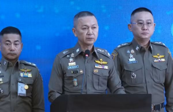 Ông Thatchai Pitaneelaboot (giữa) thuộc Cảnh sát Hoàng gia Thái Lan thông báo về việc bắt giữ nghi phạm người Nhật. Ảnh: Police TV.